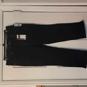 NWT. Gloria Vanderbilt. Black wash "Amanda" jeans. 16(P) -Short